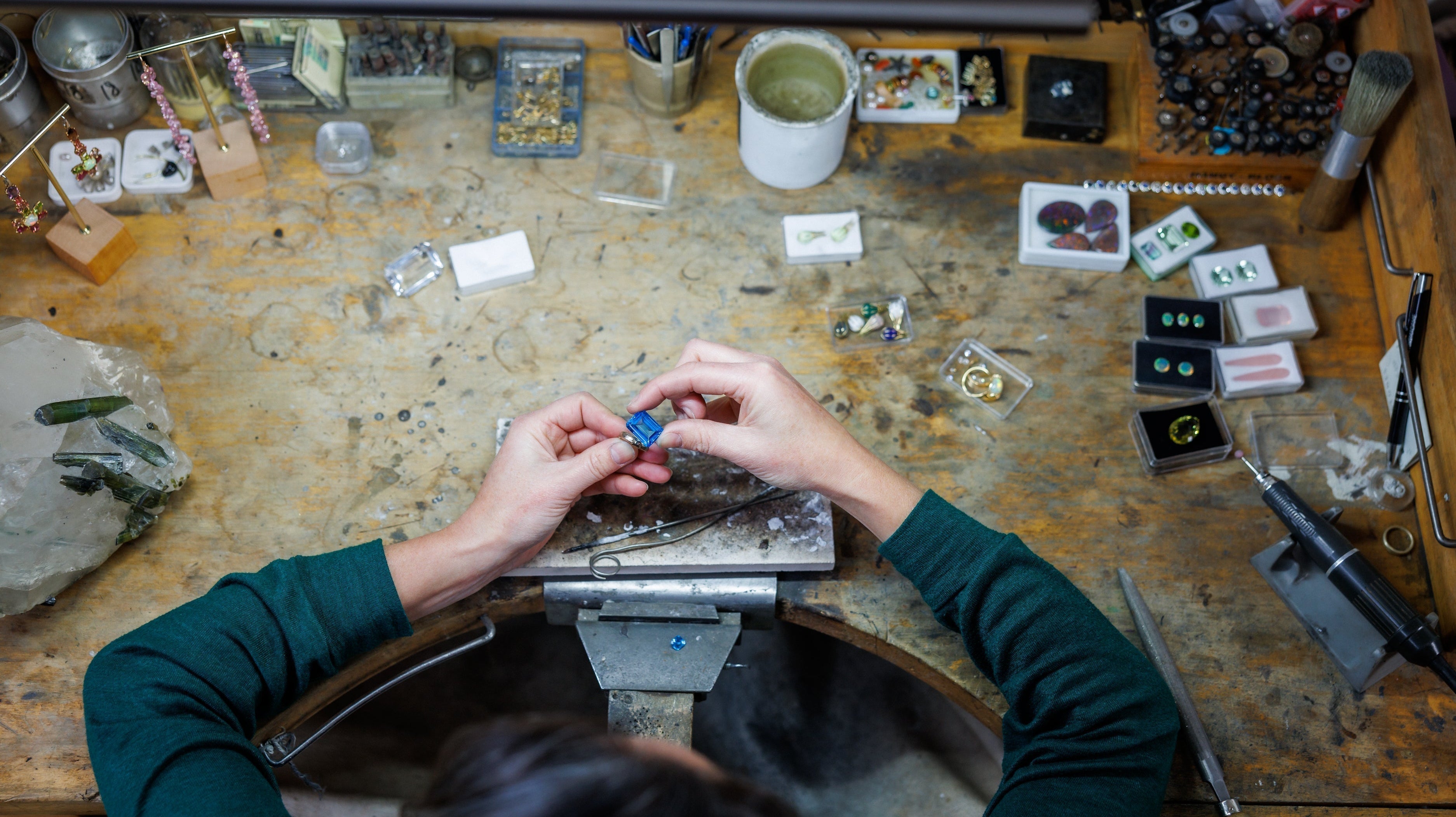 Goudsmid Manon Herrewijnen in haar eigen atelier