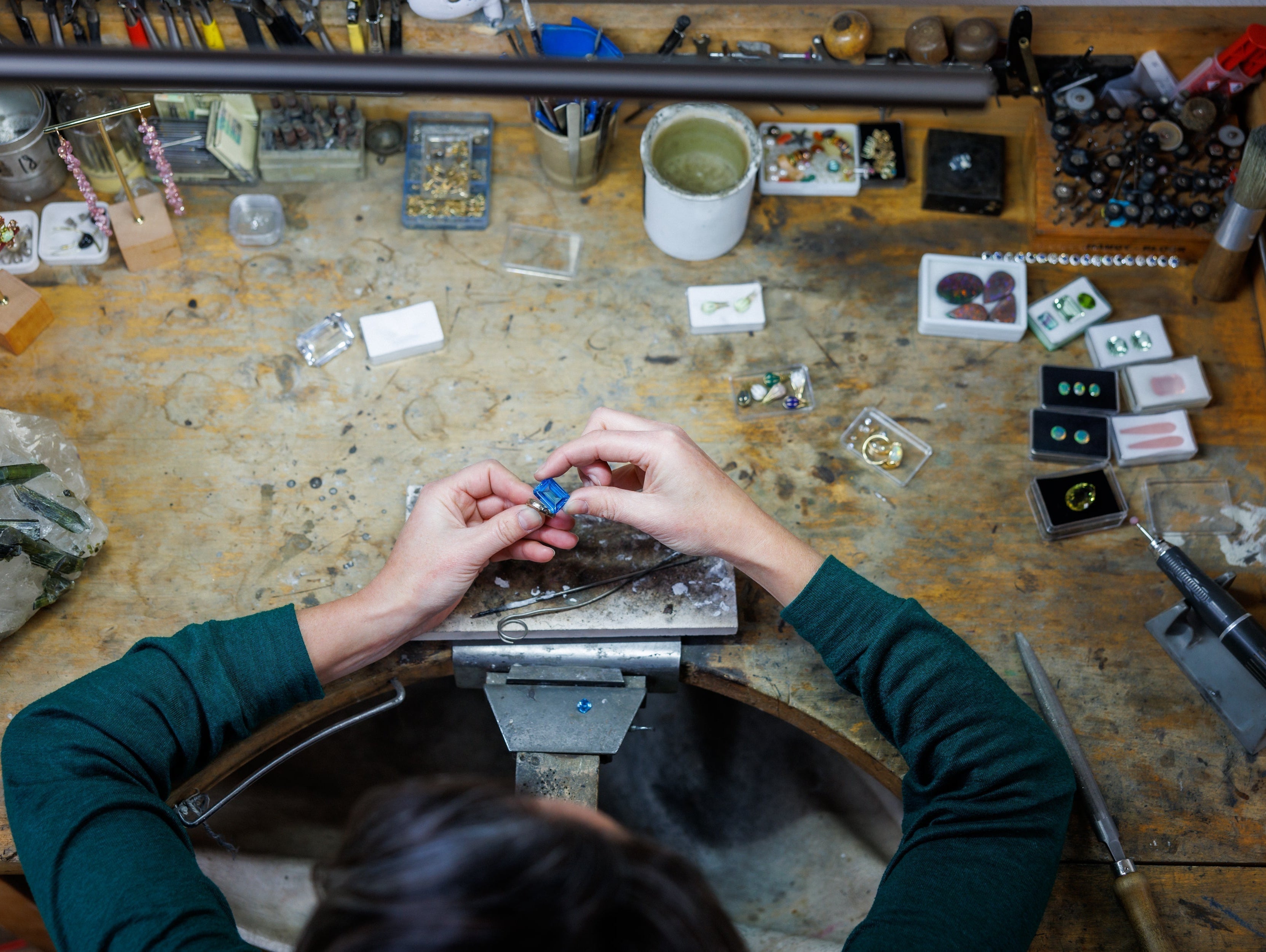Goudsmid Manon Herrewijnen in haar eigen atelier