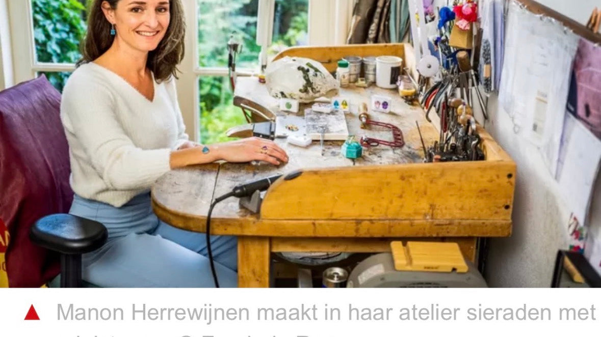 Goudsmid Manon Herrewijnen in het Algemeen Dagblad