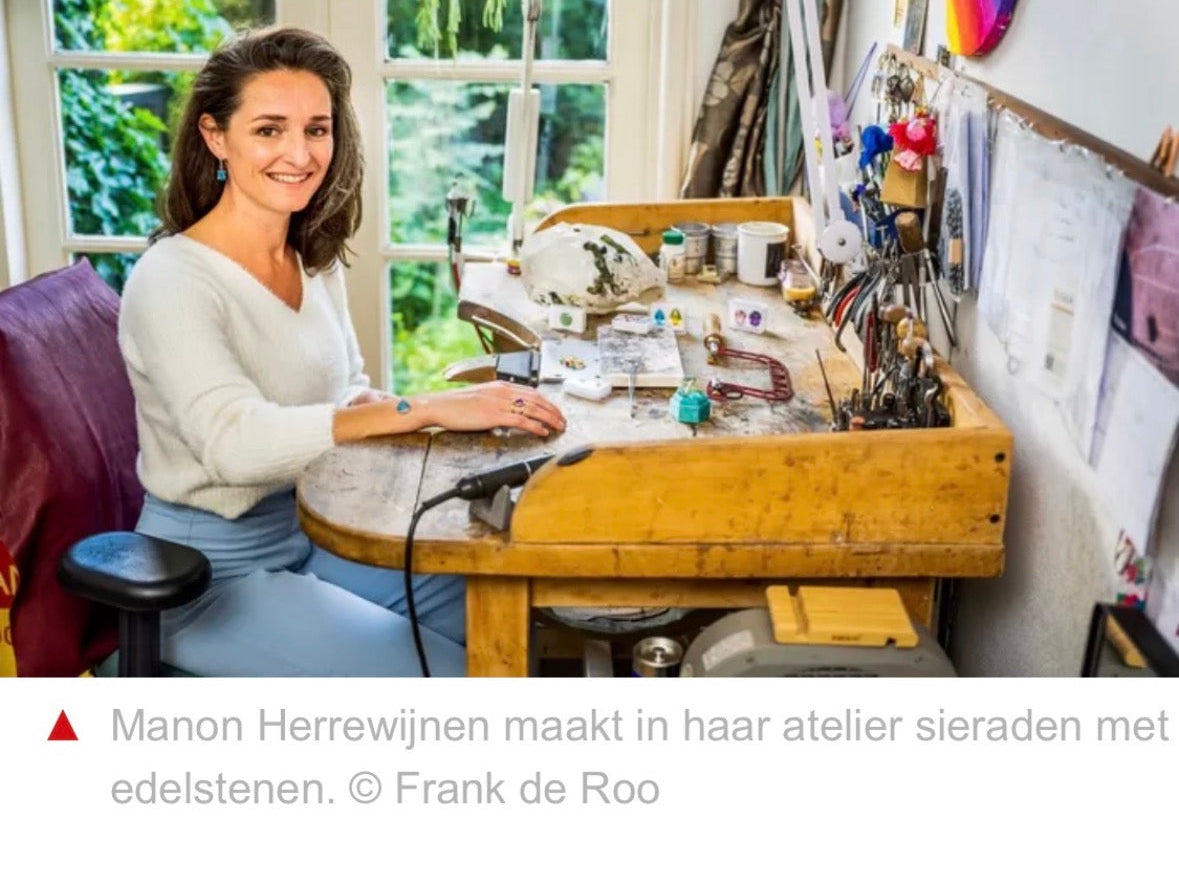Goudsmid Manon Herrewijnen in het Algemeen Dagblad
