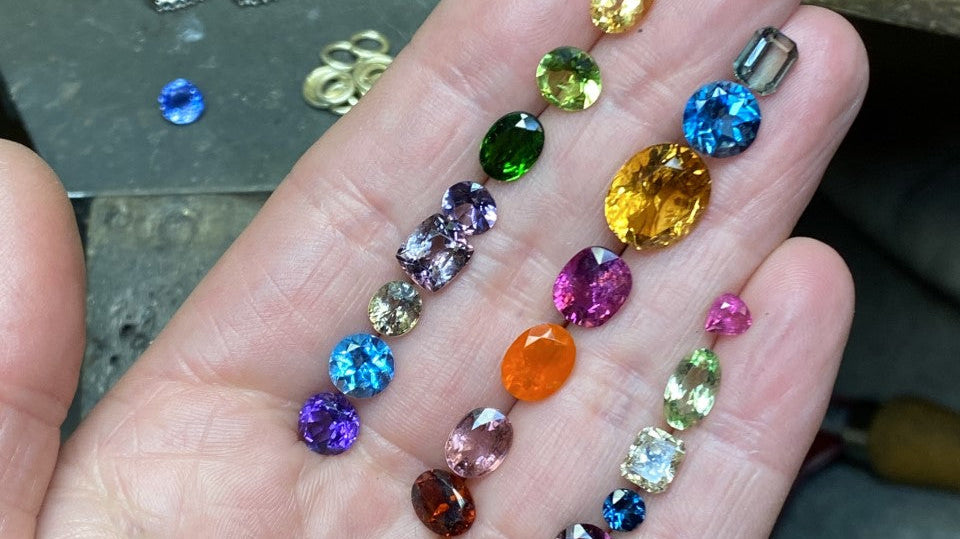 Goudsmid Manon Rotterdam - diverse gekleurde edelstenen op hand