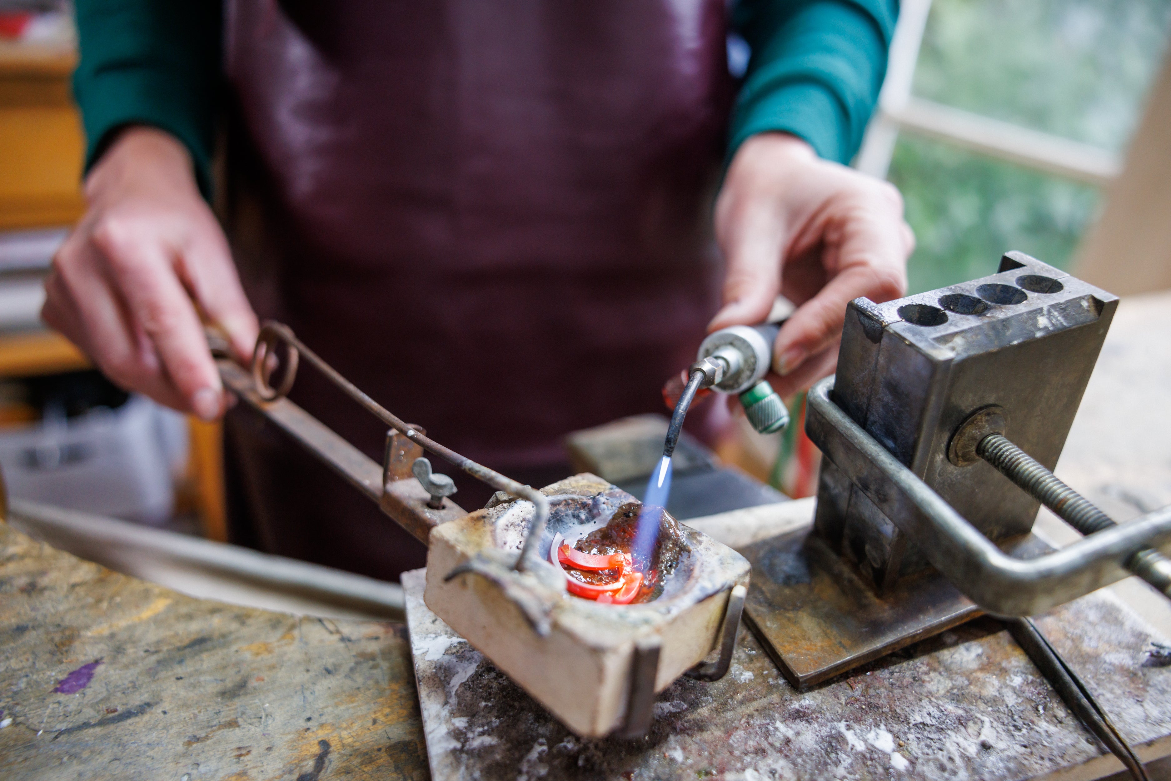 Goudsmid Manon Rotterdam - Goud smelten met tools op werkbank