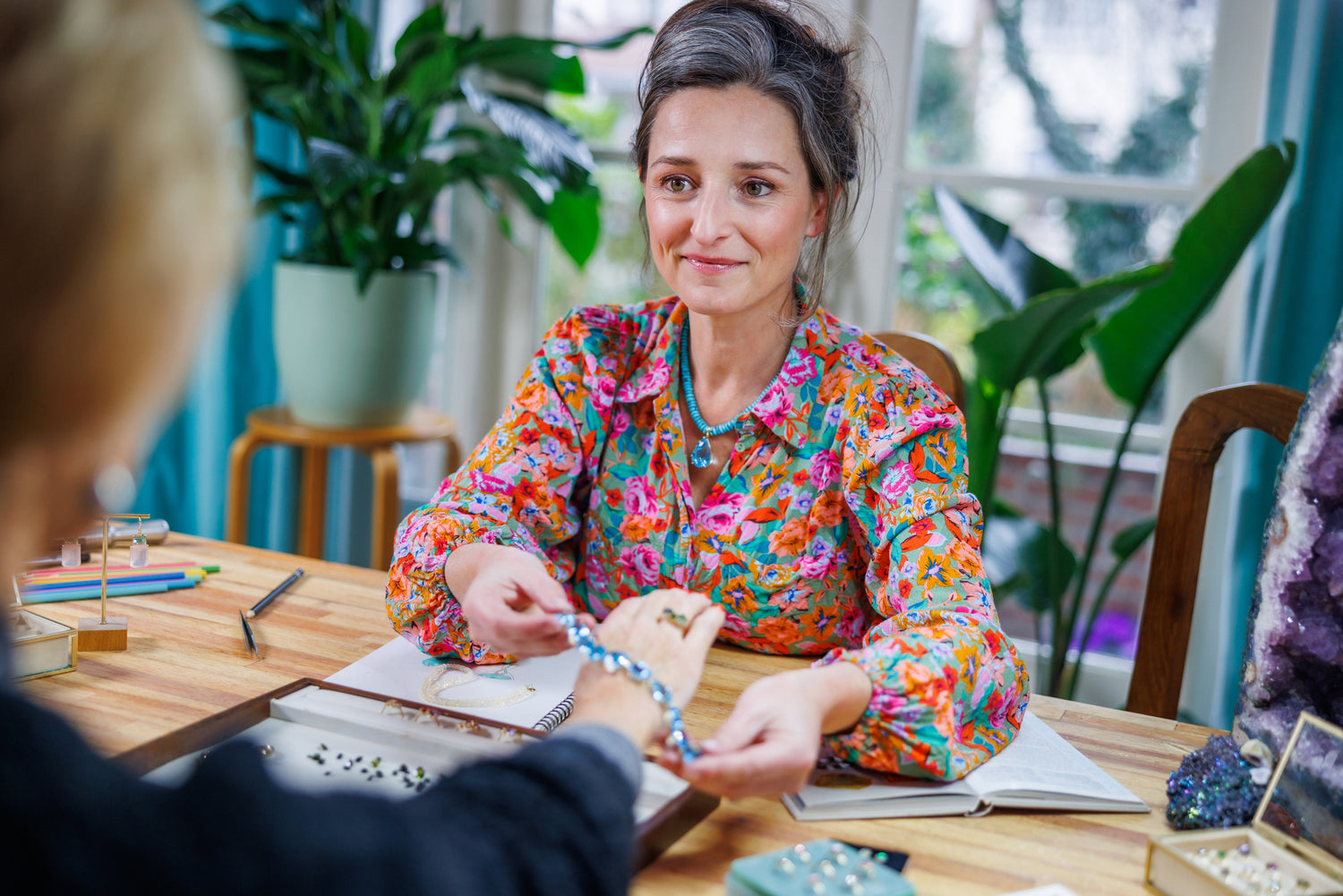 Goudsmid Manon Rotterdam - Passen van sieraden in atelier