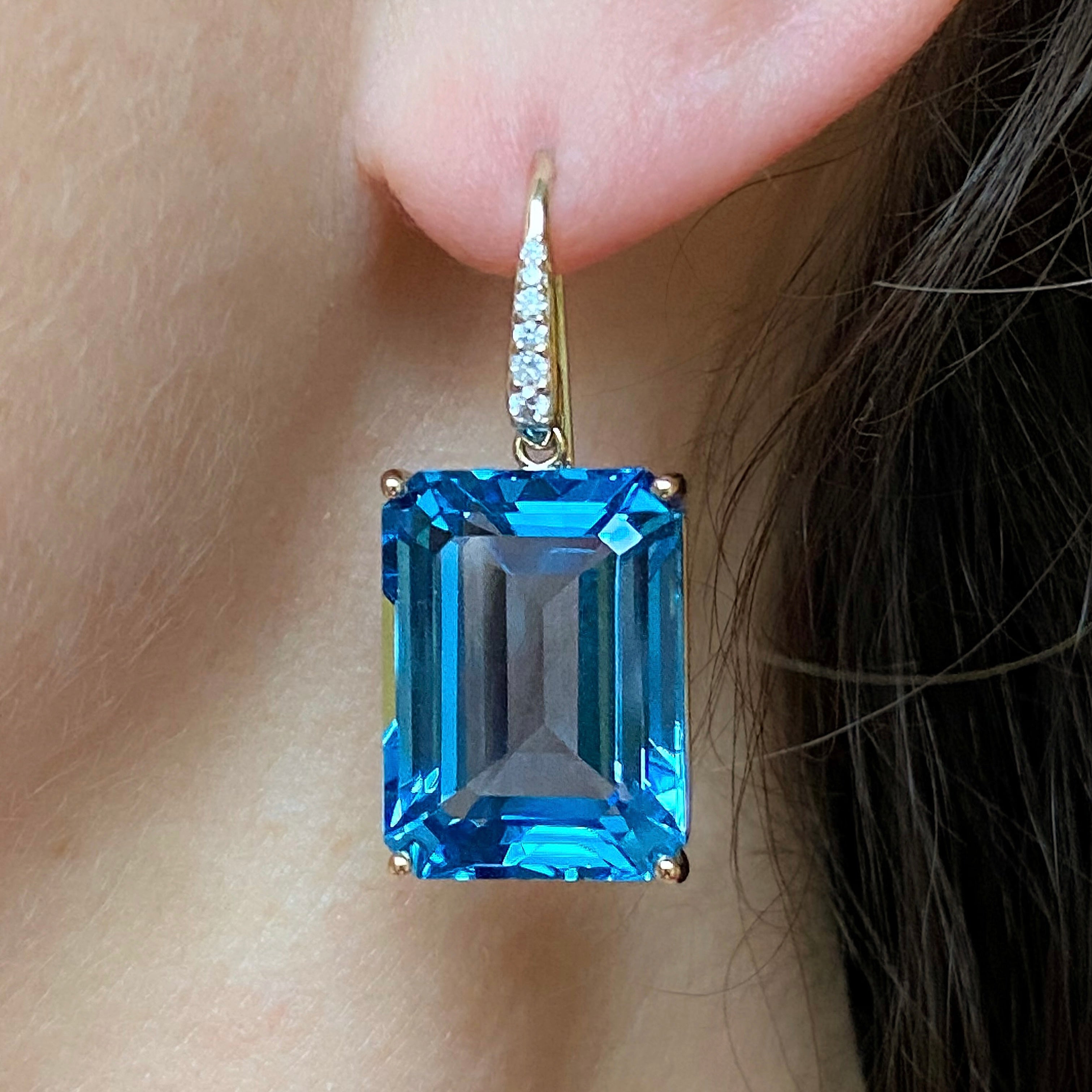 gouden oorhaken met diamant en blauwe rechthoekige hangers