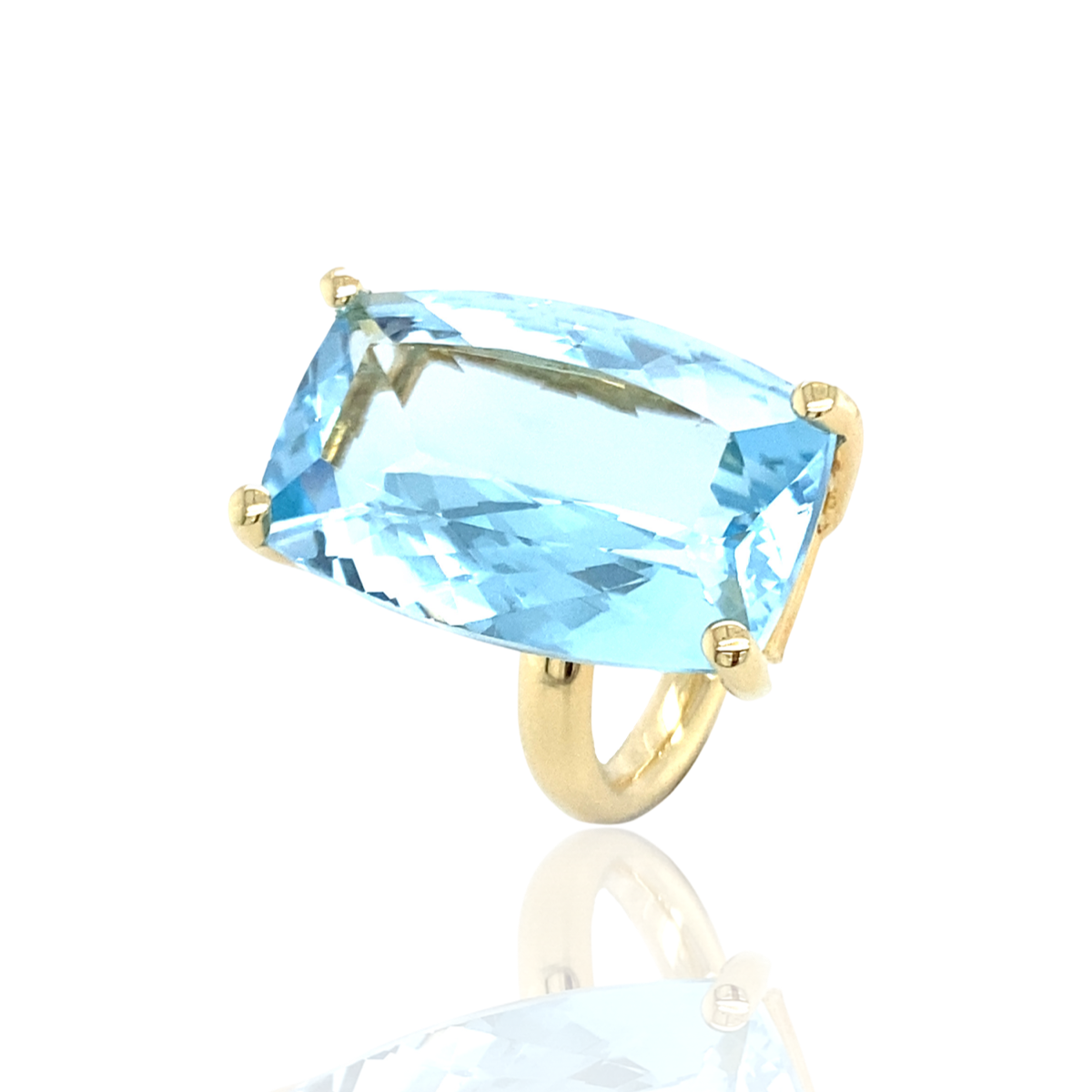 Super solitaire ring bezet met een hemelsblauwe topaas