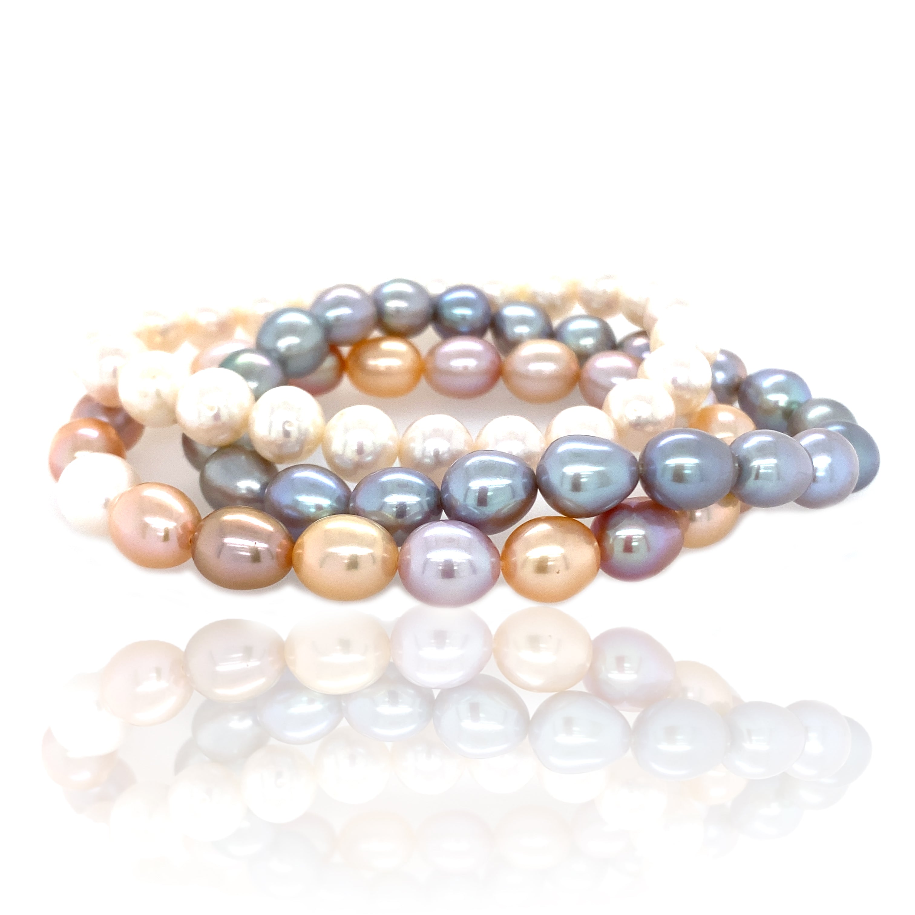 armbanden van zoetwaterparel in grijs, roze en wit op een witte achtergrond