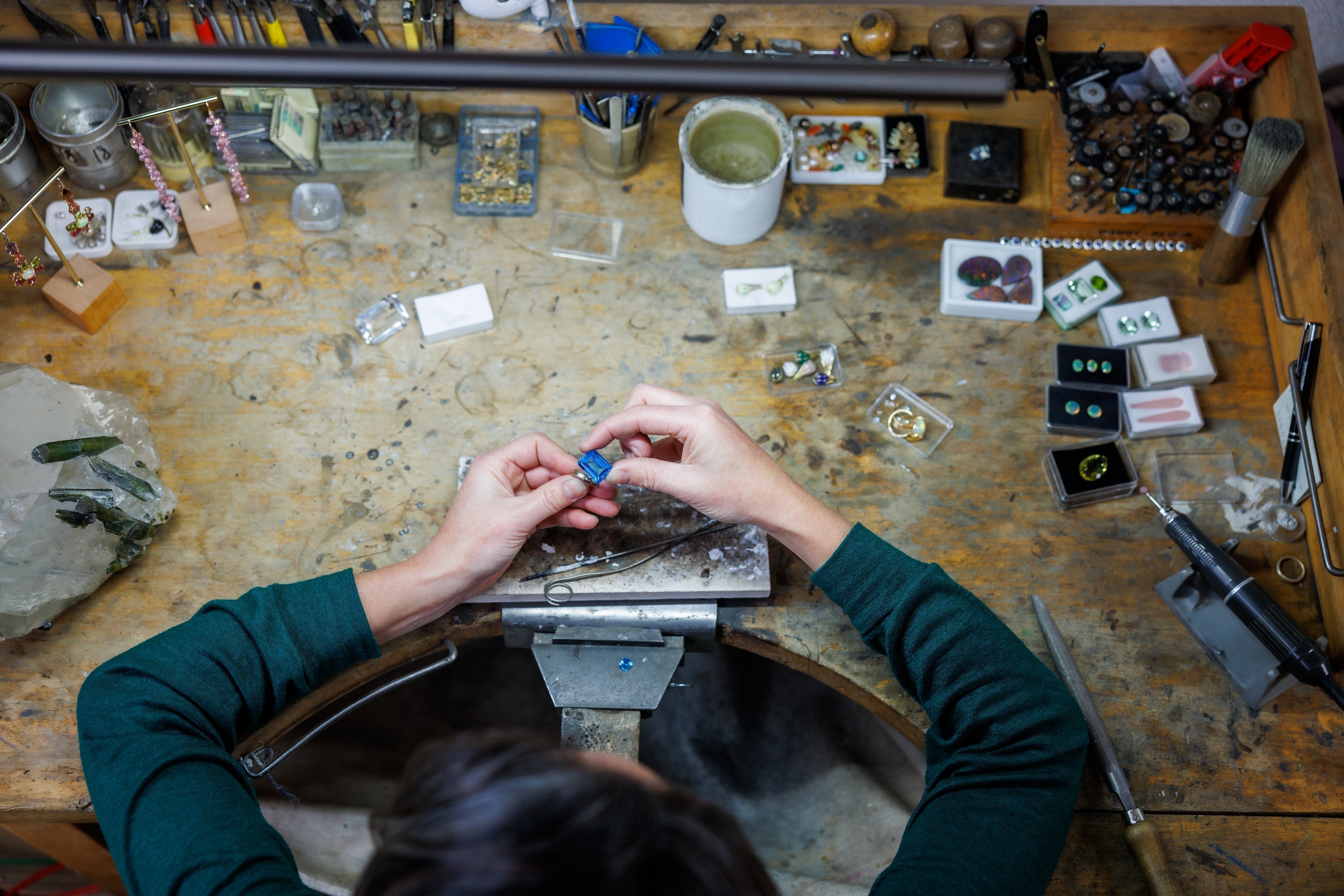 Goudsmid Manon Herrewijnen in haar eigen atelier