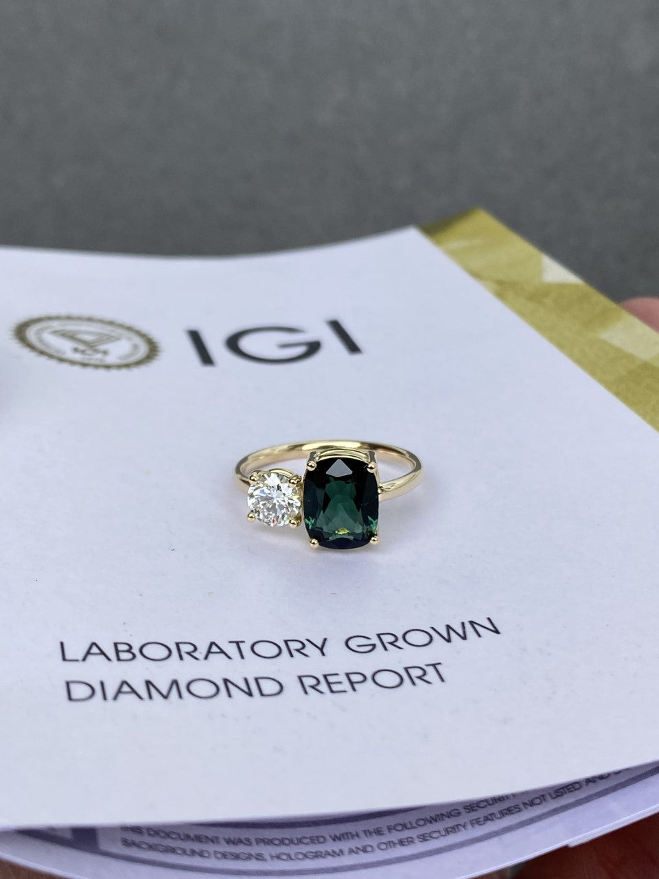 Goudsmid Manon Rotterdam - Ring met laboratorium diamant en groene toermalijn