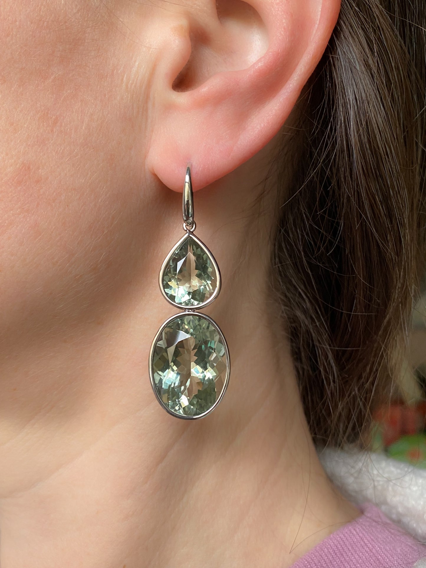 Earrings with praseolite