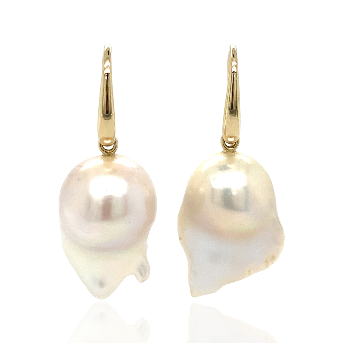 Earrings in white gold set with diamonds and baroque fresh water pearls