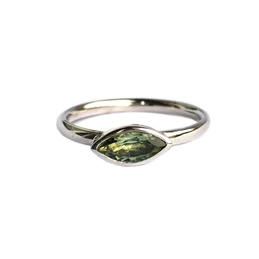 14k witgouden ring bezet met een olijfgroene toermalijn