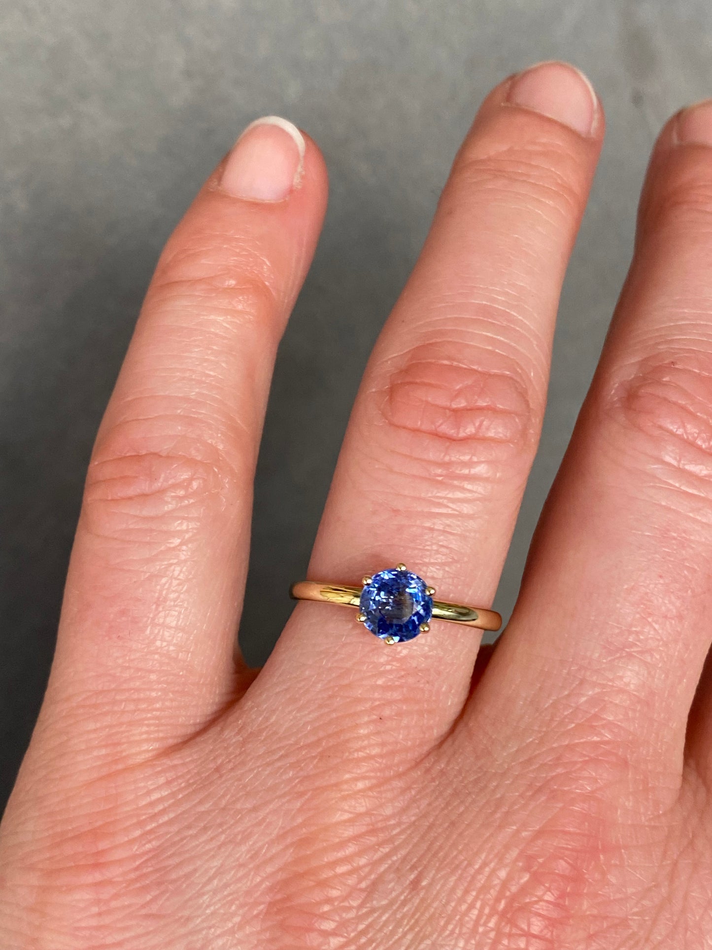 Stapelbare blauwe saffier 14k geelgouden ring 