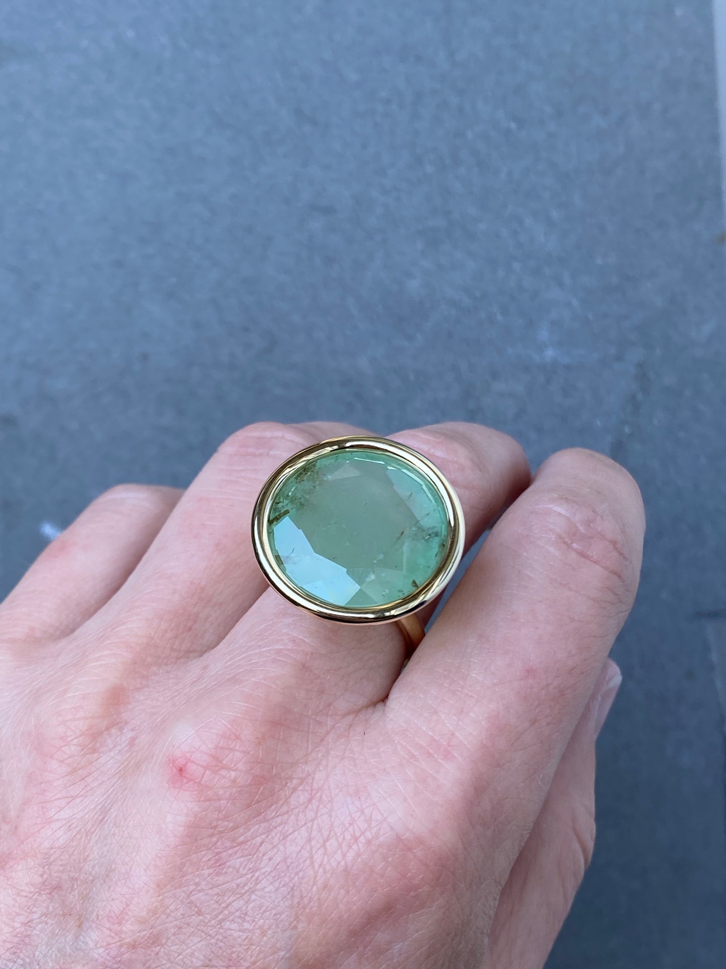 Ring met grote mintgroene smaragd in 14k geelgoud 