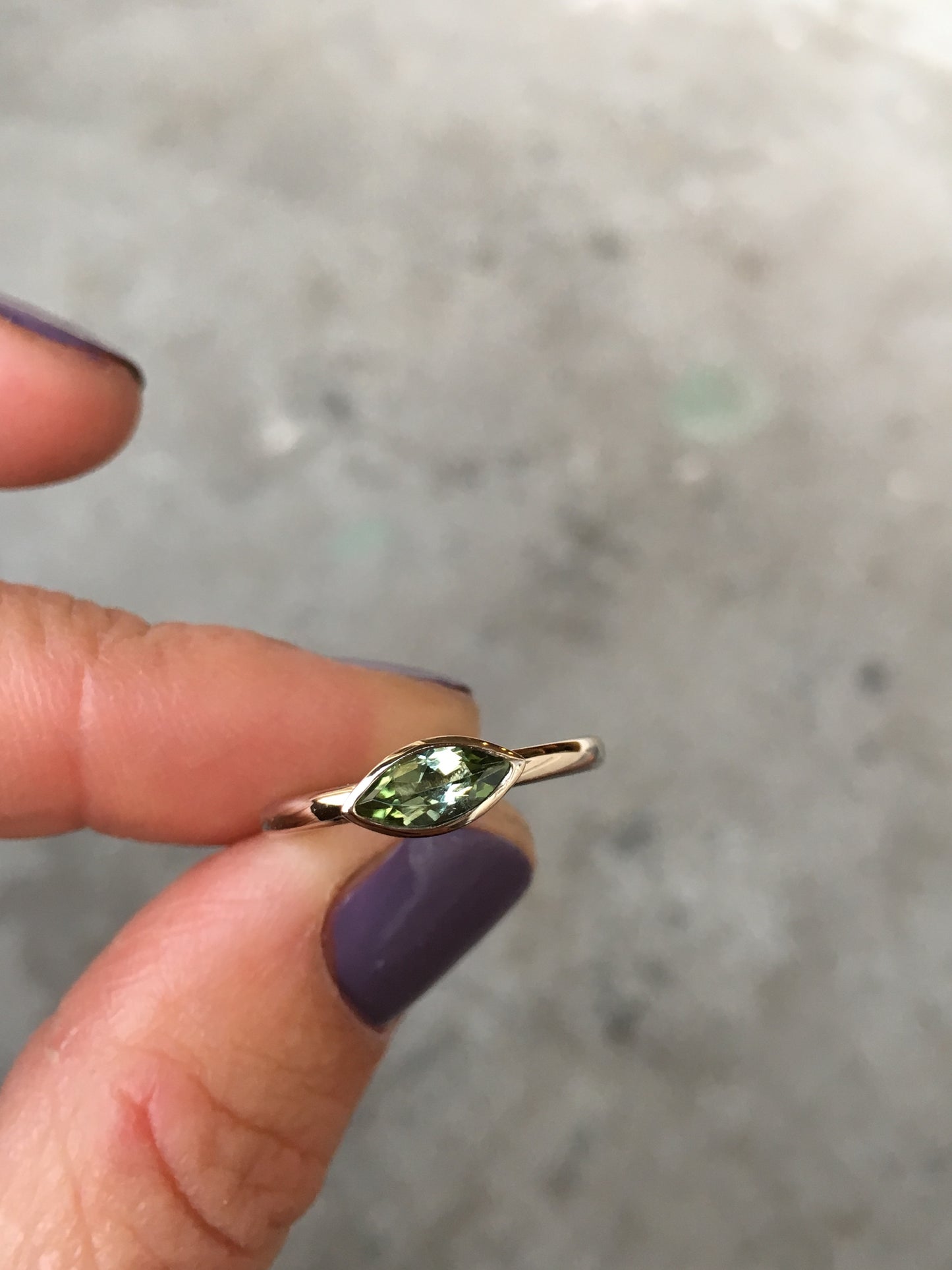 14k witgouden ring bezet met een olijfgroene toermalijn