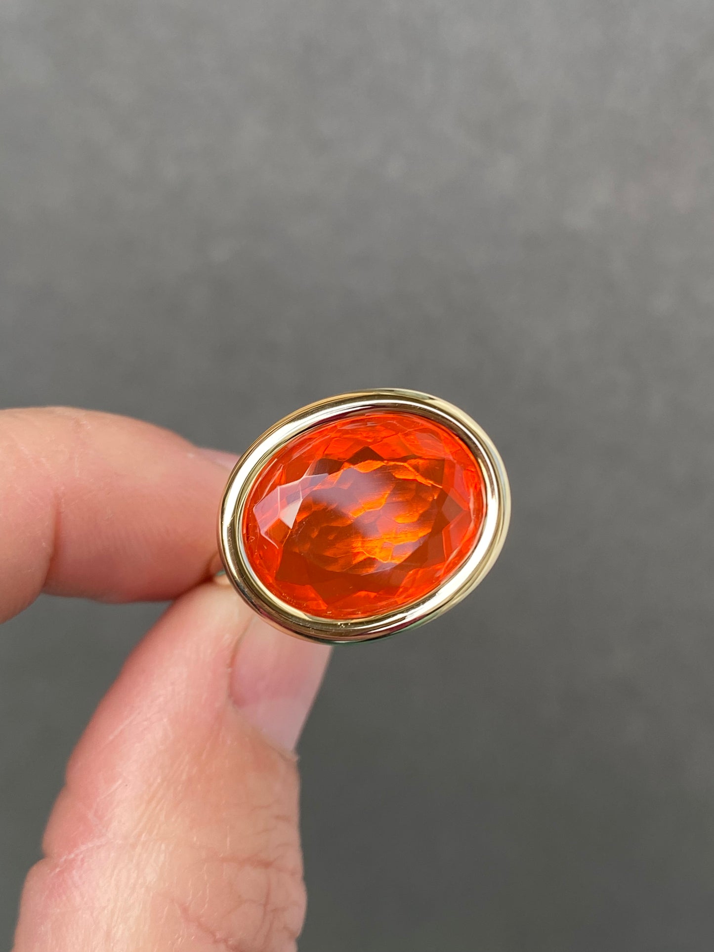 14k geelgouden ring bezet met een prachtige vuuropaal