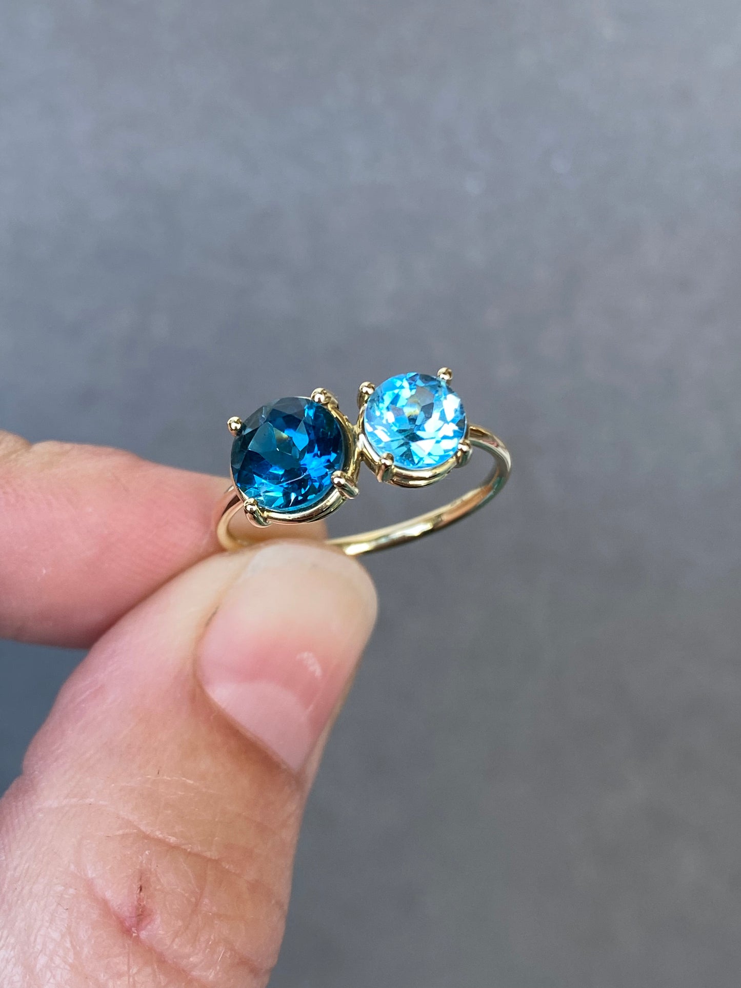 Toi et Moi ring in yellowgold with Blue Topazes