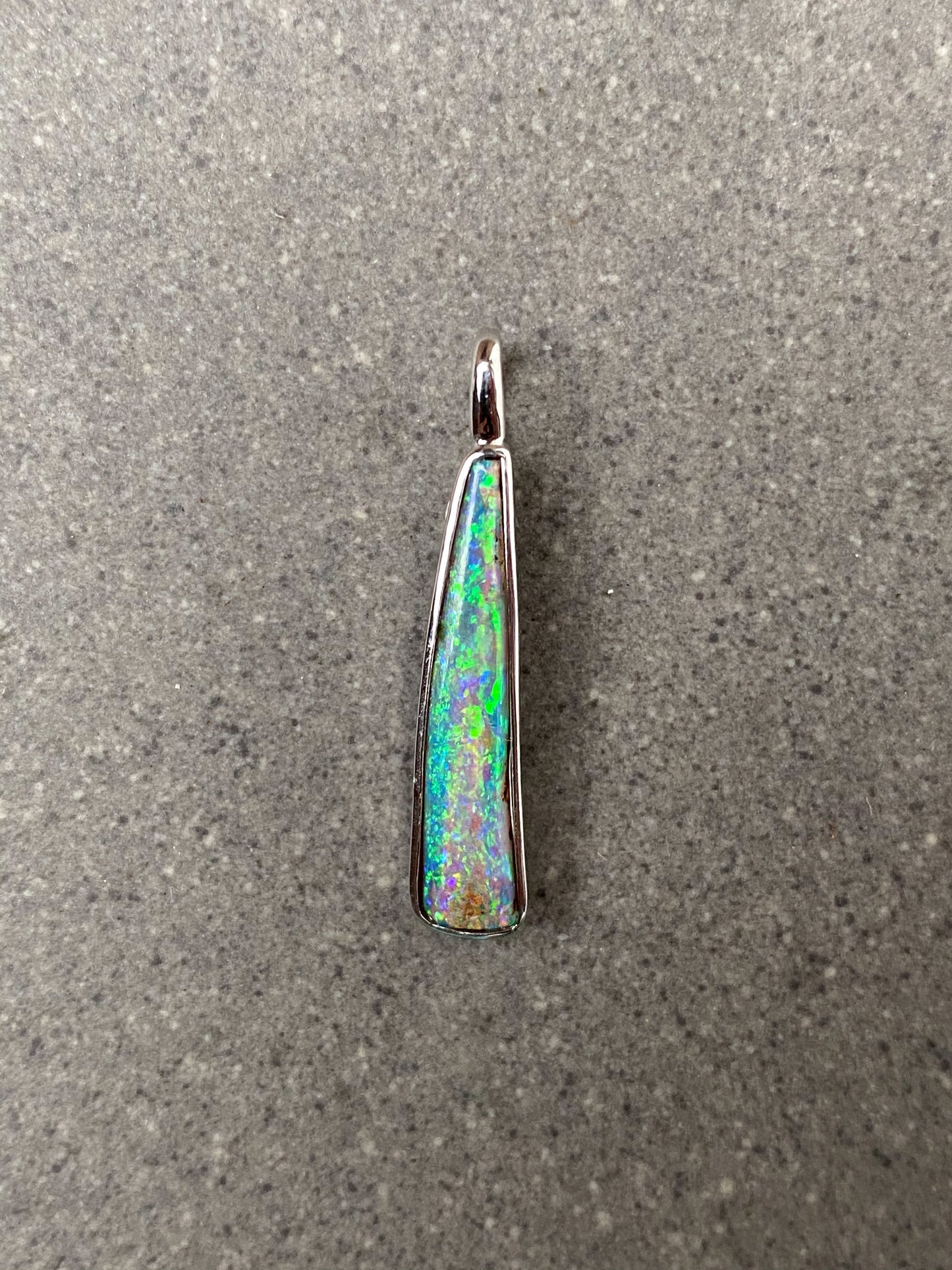 Australische Opaal hanger in witgoud