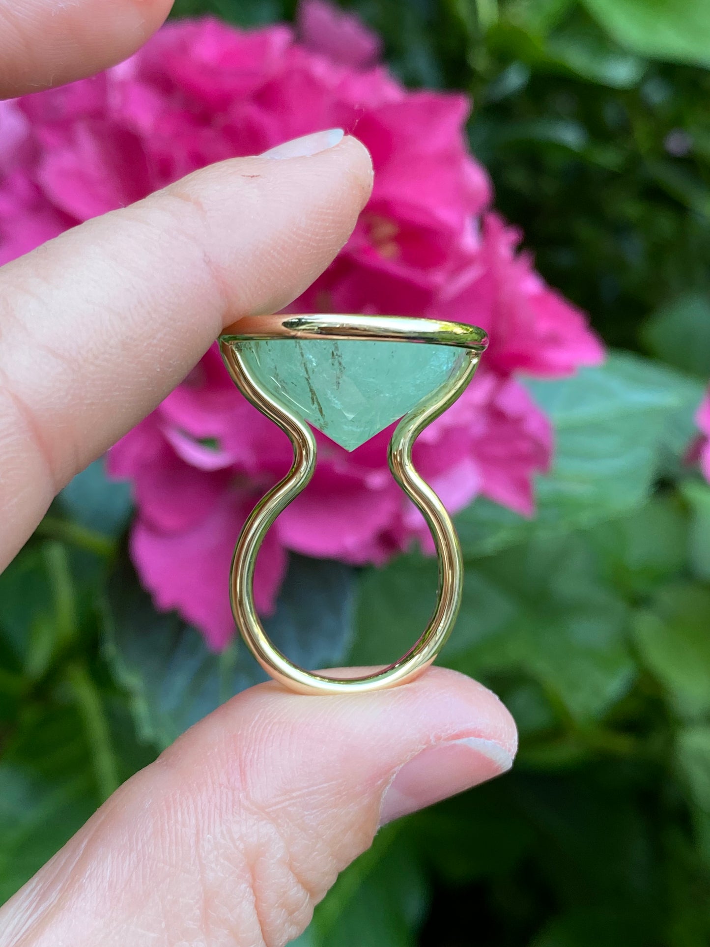 Ring met grote mintgroene smaragd in 14k geelgoud 