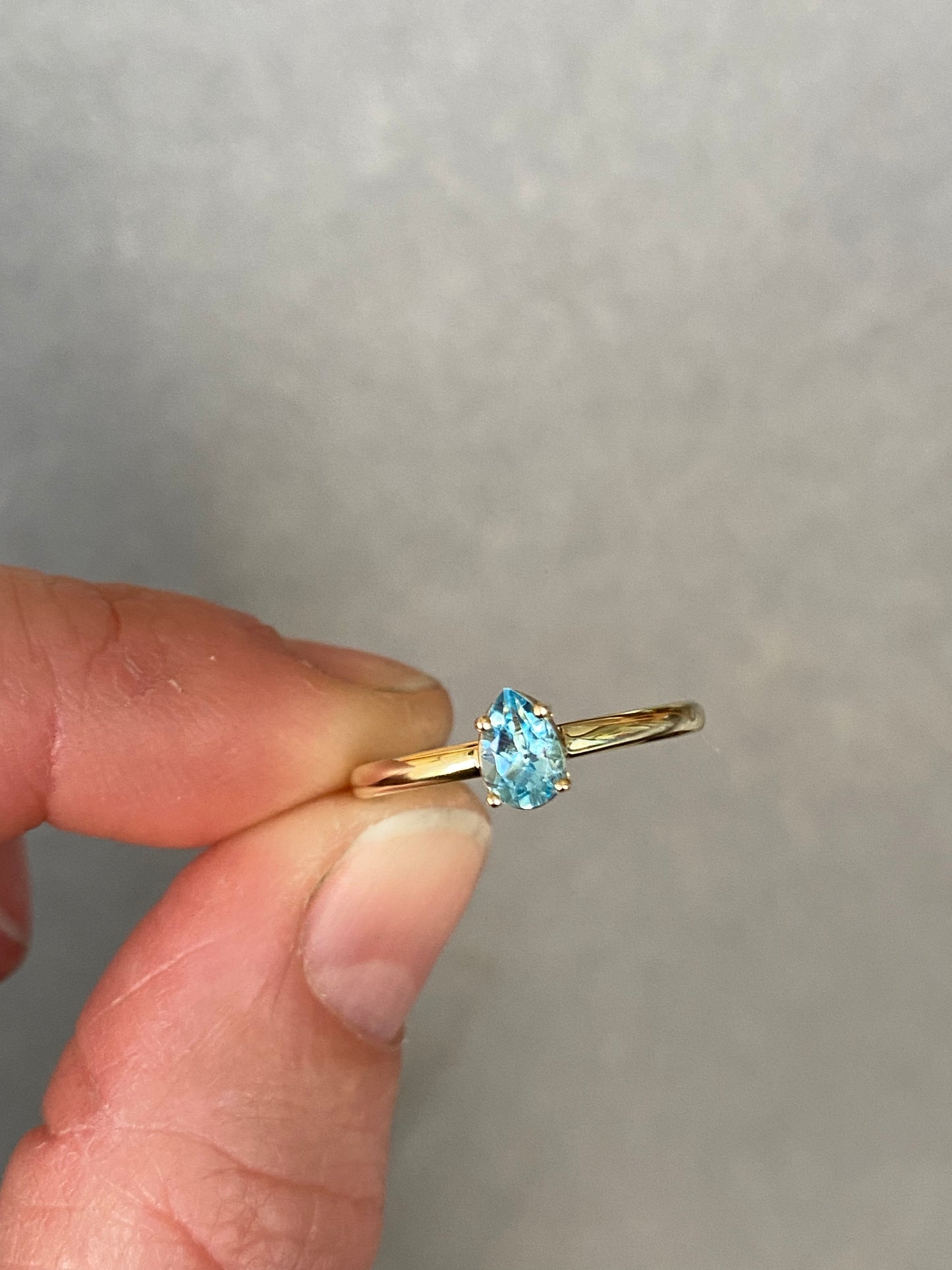 Zwitsers blauw topaas 14k geelgouden ring 