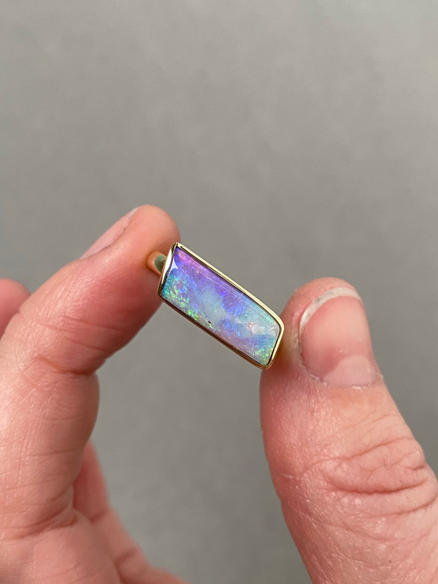 14k geelgouden ring bezet met een Australische opaal