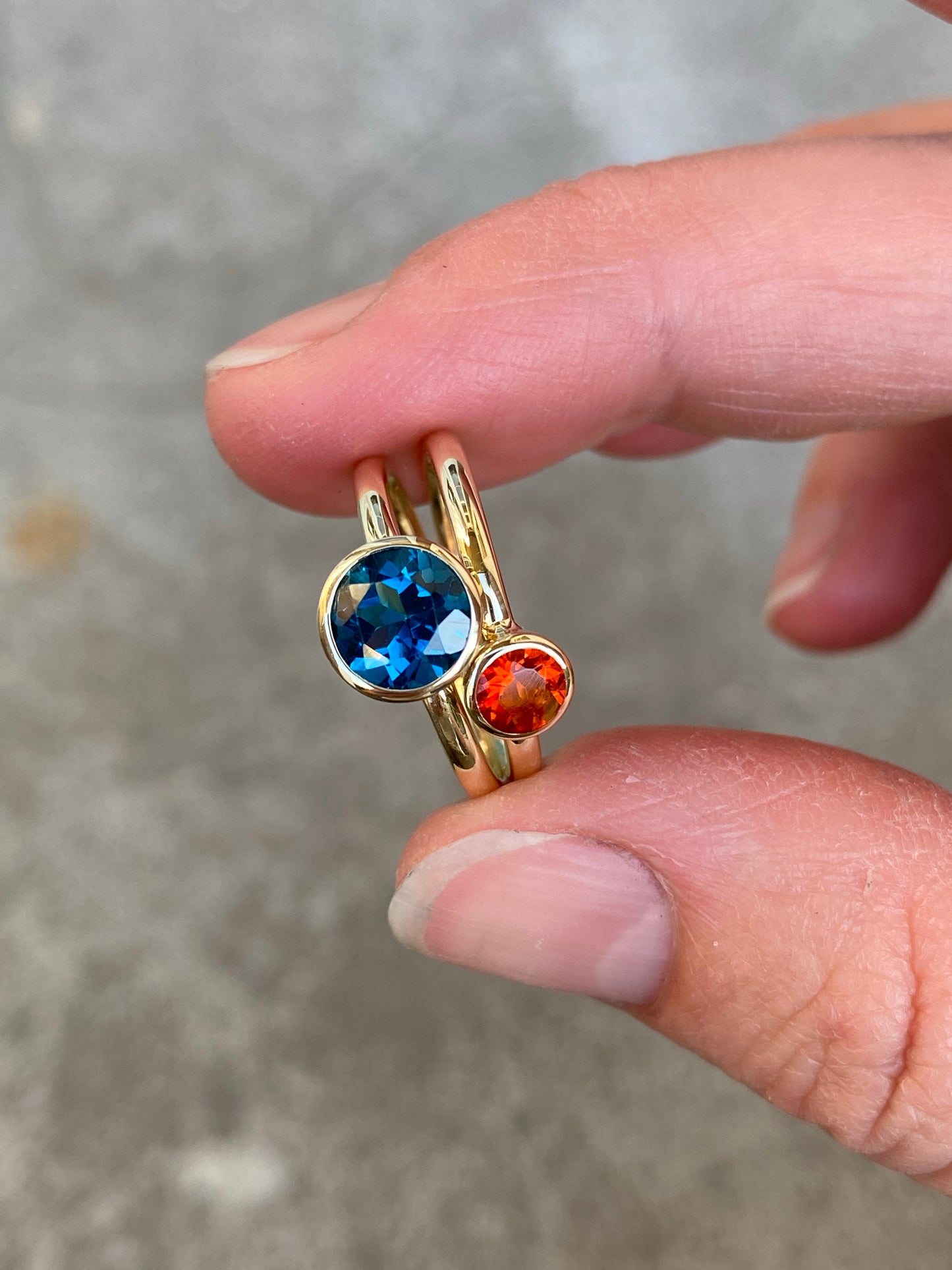 14k geelgouden ring bezet met een london blue topaas