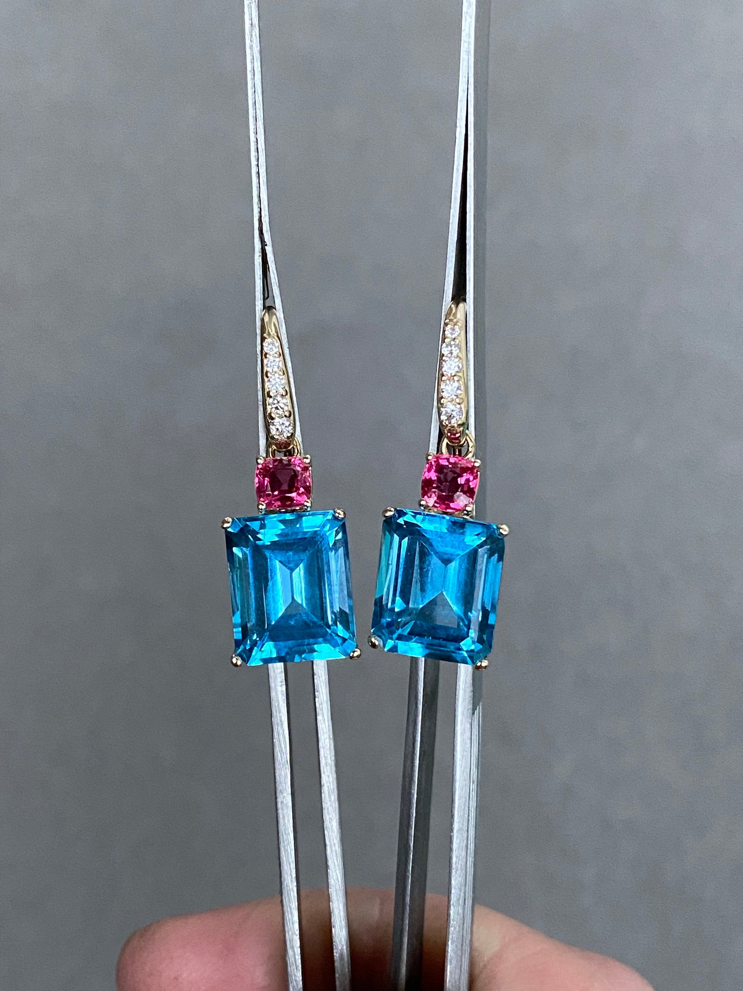 Earrings in yellowgold with pink spinel and blue topaz