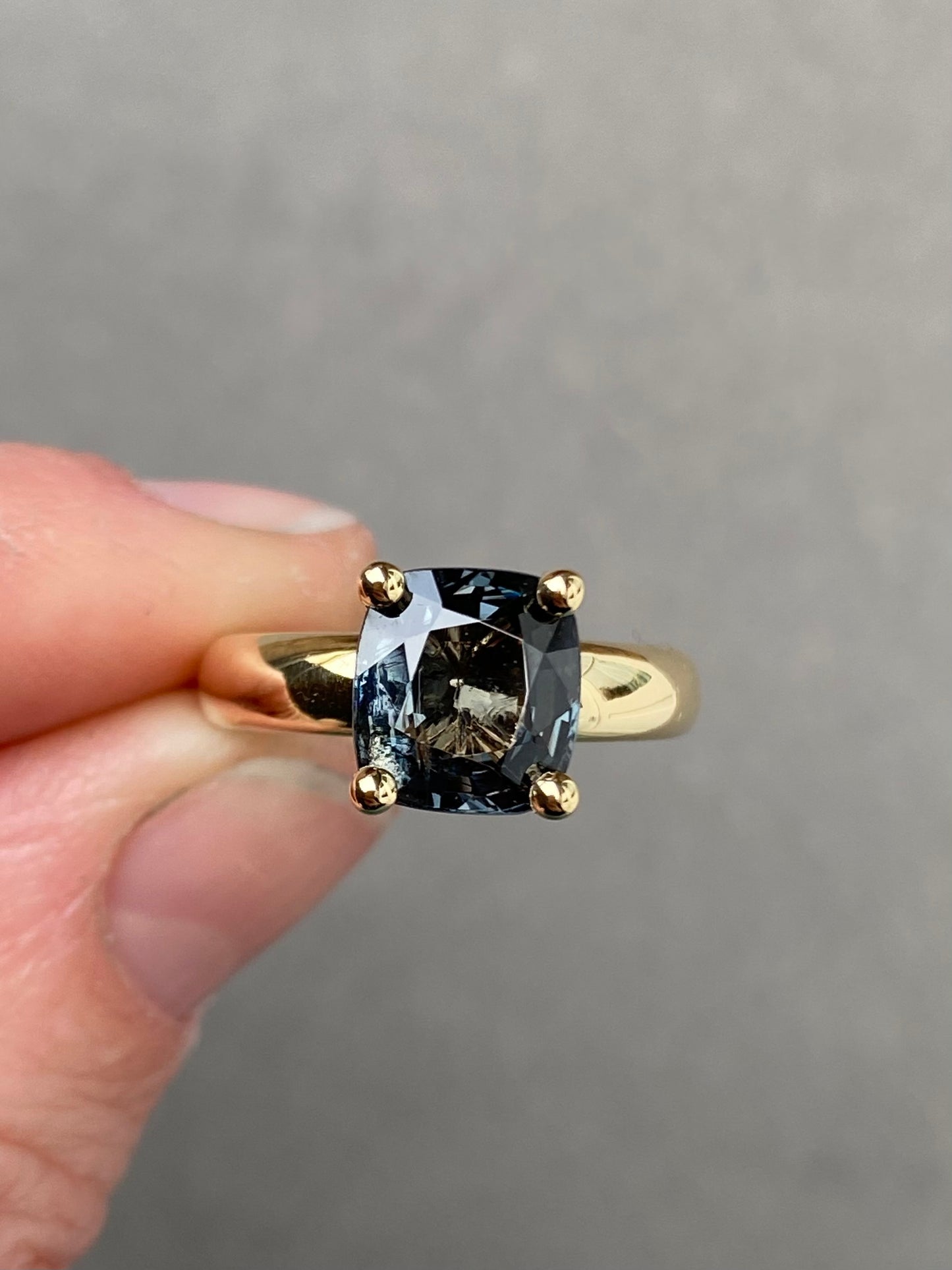 #3 Collector’s ring with grey spinel 18k