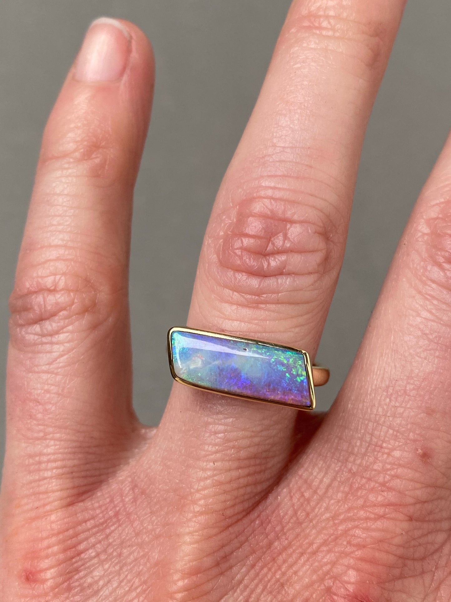 14k geelgouden ring bezet met een Australische opaal