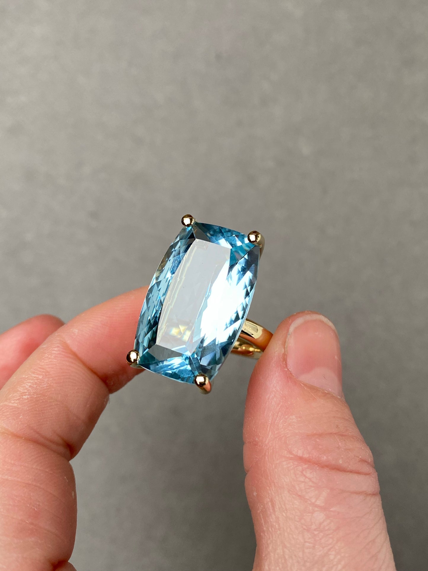 Super solitaire ring bezet met een hemelsblauwe topaas