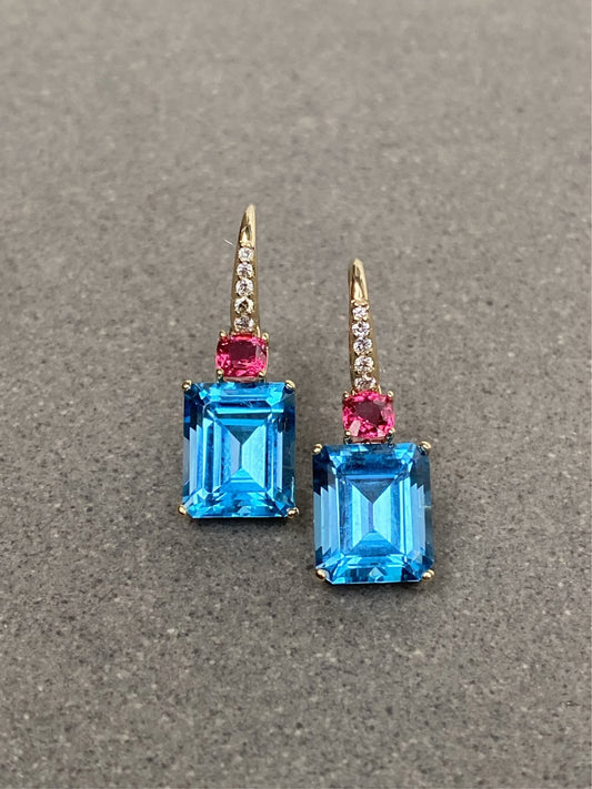 Earrings in yellowgold with pink spinel and blue topaz