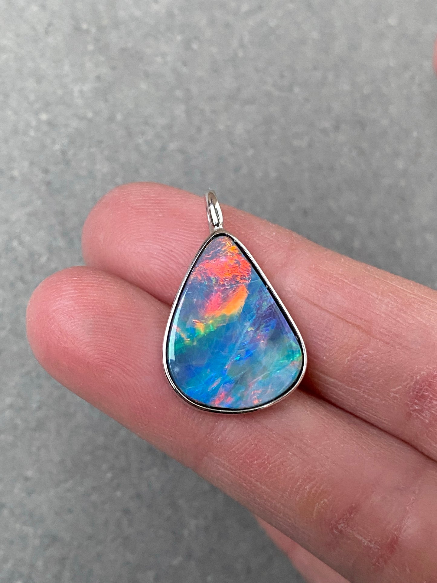 Opal pendant in white gold