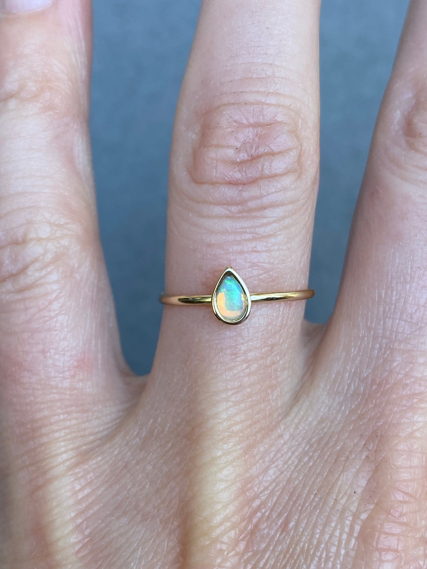 Kleine druppel Opaal in 14k geelgouden ring 