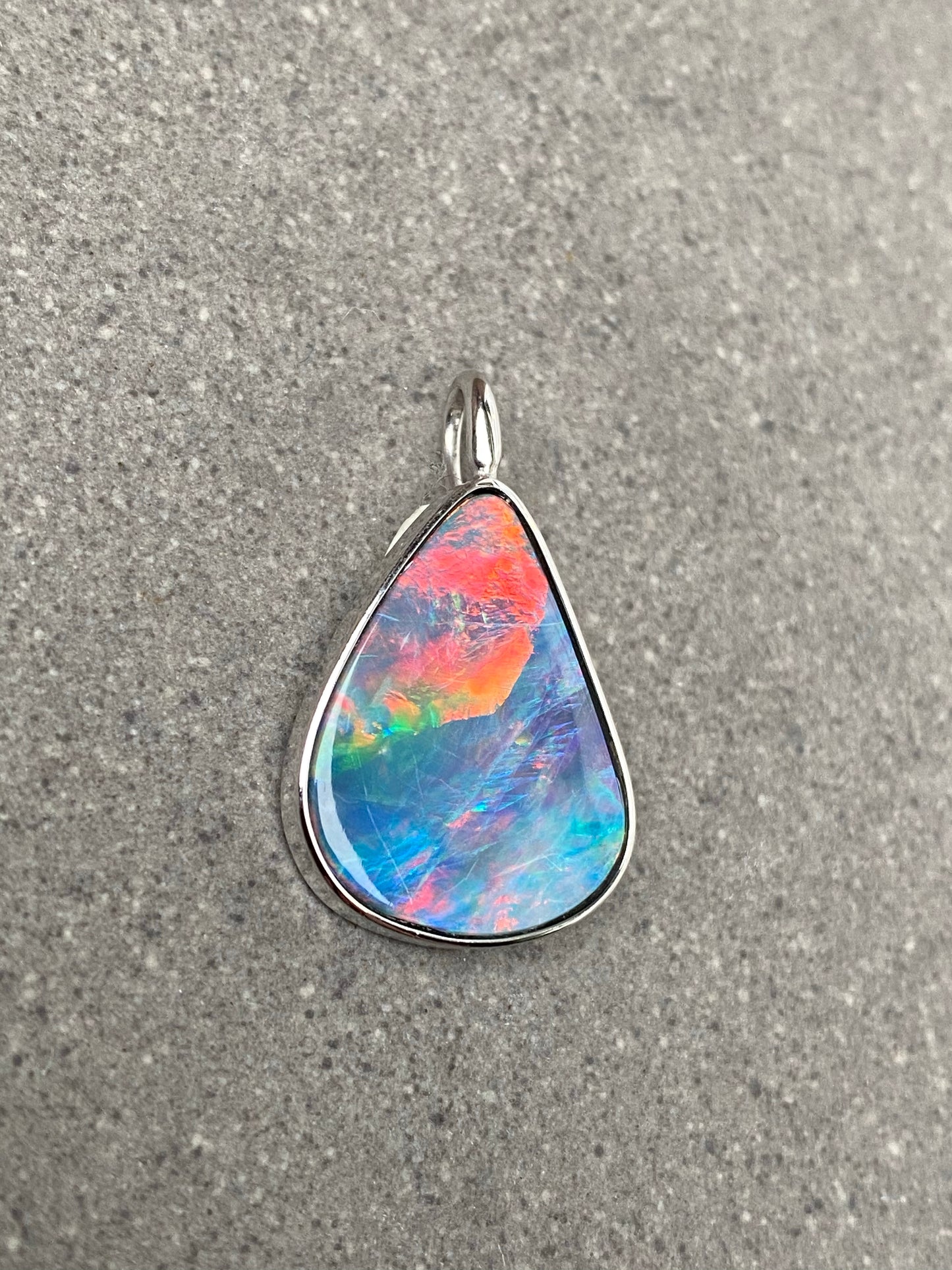 Opal pendant in white gold