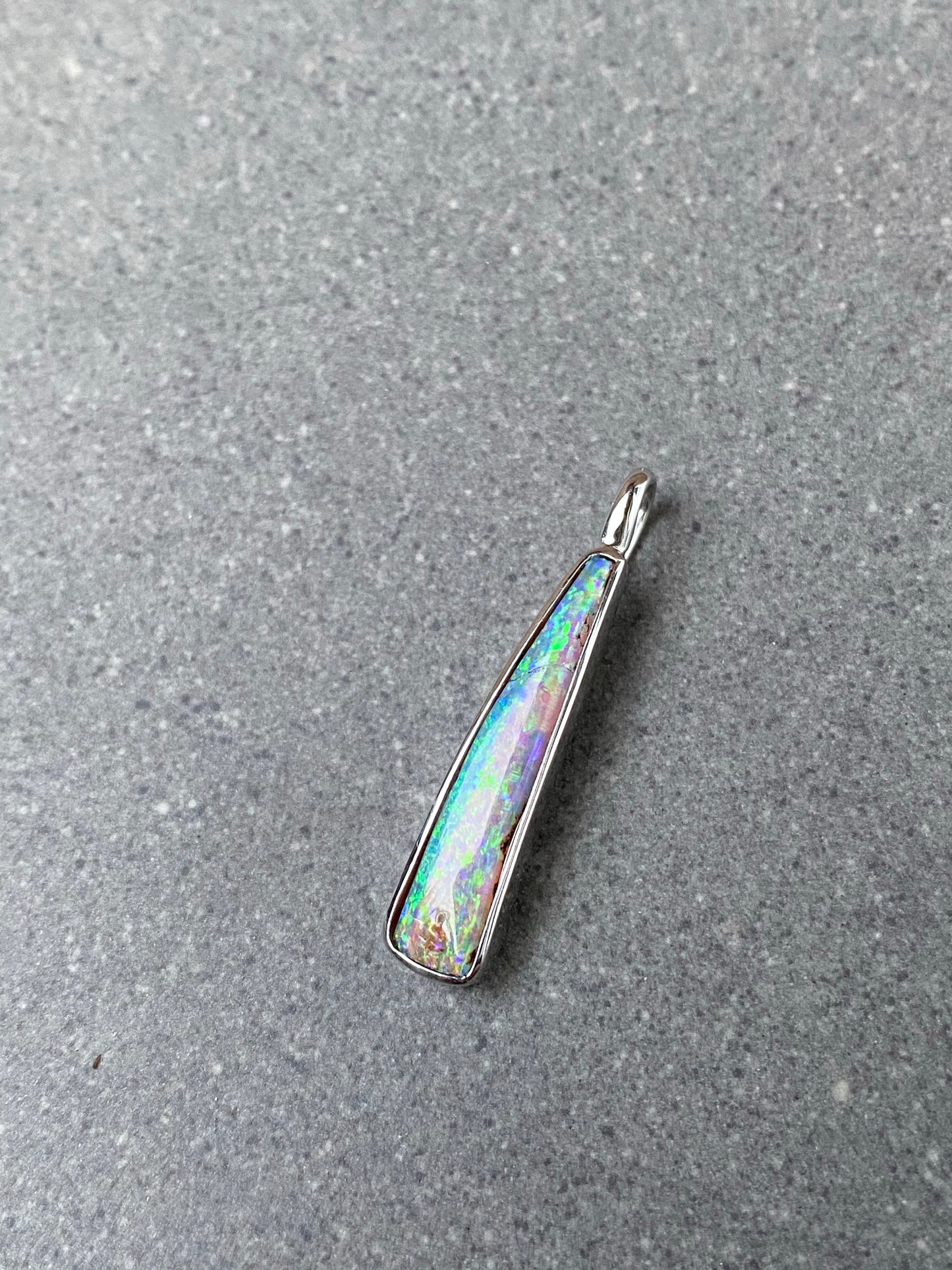 Australische Opaal hanger in witgoud
