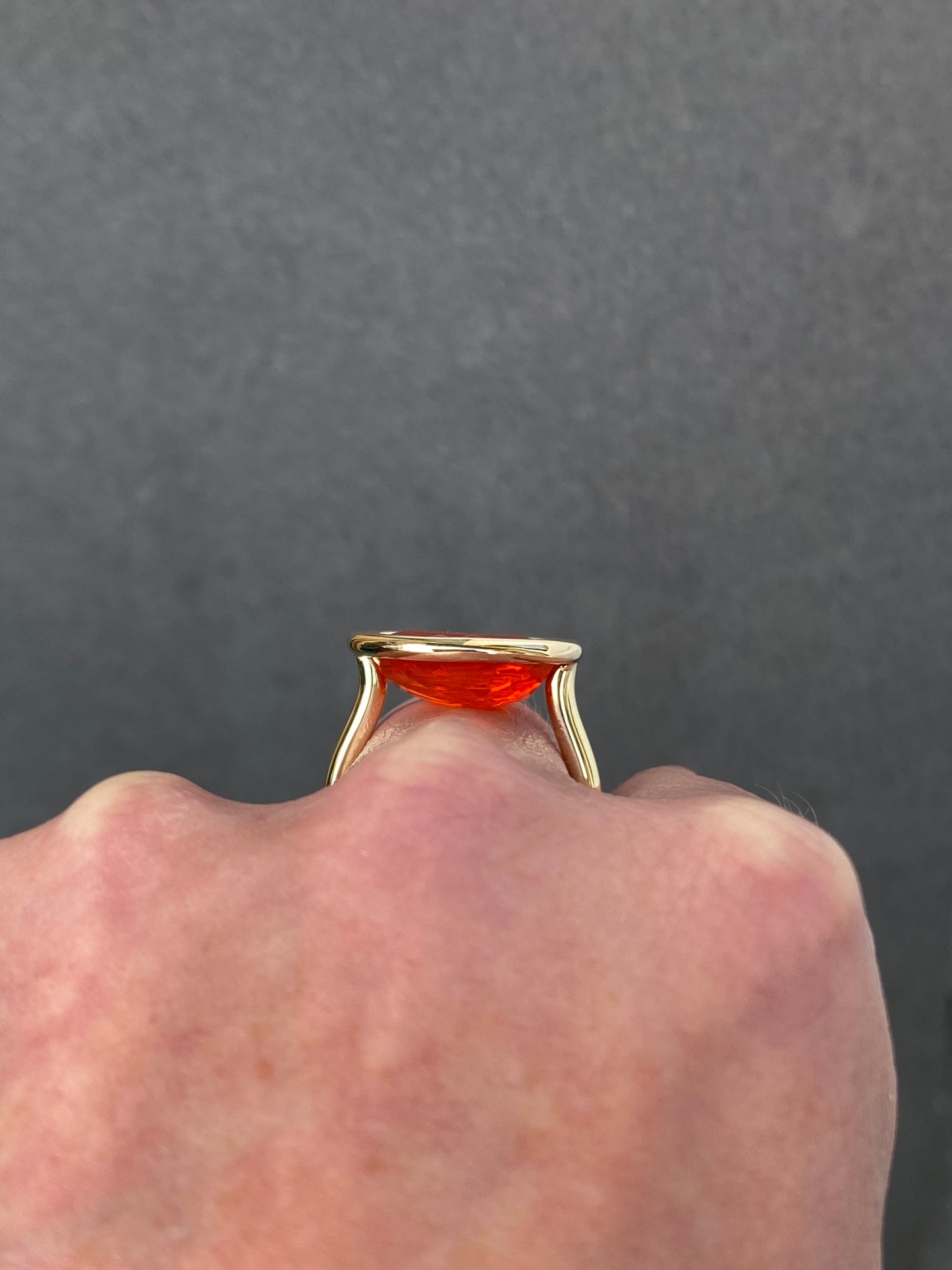 14k geelgouden ring bezet met een prachtige vuuropaal